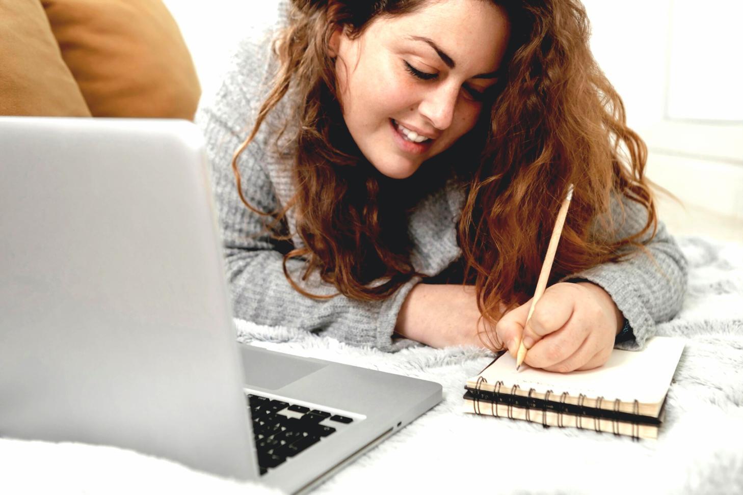 Estudiante internacional revisando documentos financieros en Barcelona